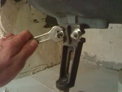 Instalarea cada de fier turnat cu mâinile sale ca un set de pe picioare, pe cărămizi (video) (baie) Instalarea cada de fier turnat cu mâinile sale ca un set de pe picioare, pe cărămizi (video)
