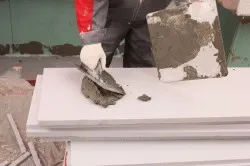 Izolație de perete din interiorul spuma de polistiren cu mâinile (polistiren expandat) Perete polistiren izolație din interiorul propriile lor mâini