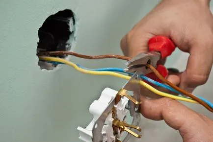 Instalarea gips-carton de evacuare în instalația electrică de perete este sigur și făcut într-o casă de lemn (instalarea de prize din gips-carton) Instalarea gips-carton de evacuare în instalația electrică de perete este sigur și făcut într-o casă de lemn