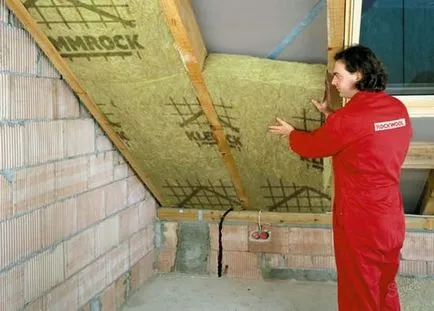 Încălzirea de pod din interiorul mâinile sale, ca spuma pentru a izola mansardă (pe interior) Încălzirea de pod din interiorul mâinile sale, ca spuma pentru a izola mansardă