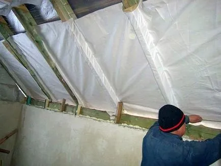 Încălzirea de pod din interiorul mâinile sale, ca spuma pentru a izola mansardă (cu mâinile) Încălzirea de pod din interiorul mâinile sale, ca spuma pentru a izola mansardă