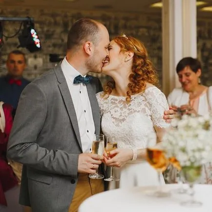 cuvinte tinere de întâlnire, cu o pâine la o nuntă (ședința de tinere pâine) Cuvinte de întâlnire tineri cu pâine de nunta