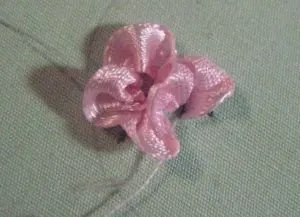 benzi de broderie liliac într-un coș pentru începători (cu fotografii și video) (o clasă de master pe panglici de broderie liliac) benzi de broderie liliac într-un coș pentru începători (cu fotografii și video)