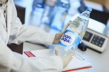 Apa îmbuteliată este ceea ce este (a) Apă îmbuteliată așa cum se întâmplă