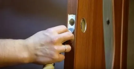 Caseta de blocare usi de interior în mâinile fotografie, video (interior) Caseta în castel usi de interior, cu mâinile sale foto, video