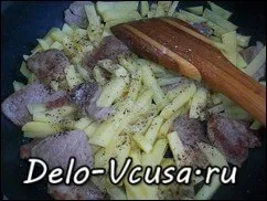 Cartofi prăjiți cu carne (Reteta de cartofi prăjiți cu carne) cartofi prăjiți cu carne