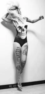 45 fotografii ale celor mai bune inscripții tatuaj pe jos