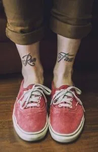 45 fotografii ale celor mai bune inscripții tatuaj pe jos