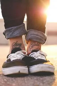 45 fotografii ale celor mai bune inscripții tatuaj pe jos