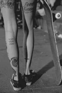 45 fotografii ale celor mai bune inscripții tatuaj pe jos