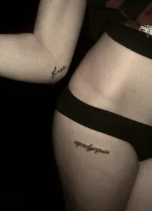 45 fotografii ale celor mai bune inscripții tatuaj pe jos