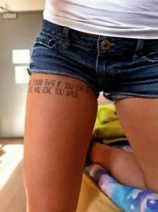 45 fotografii ale celor mai bune inscripții tatuaj pe jos