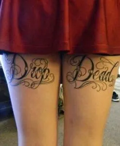 45 fotografii ale celor mai bune inscripții tatuaj pe jos