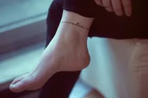 45 fotografii ale celor mai bune inscripții tatuaj pe jos