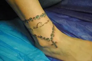 45 fotografii ale celor mai bune inscripții tatuaj pe jos