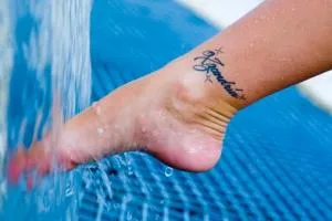 45 fotografii ale celor mai bune inscripții tatuaj pe jos