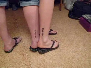45 fotografii ale celor mai bune inscripții tatuaj pe jos