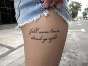 45 fotografii ale celor mai bune inscripții tatuaj pe jos