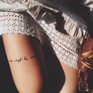45 fotografii ale celor mai bune inscripții tatuaj pe jos