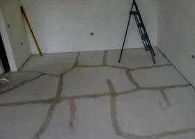 podea de ciment cu mâinile