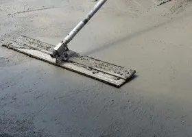 podea de ciment cu mâinile