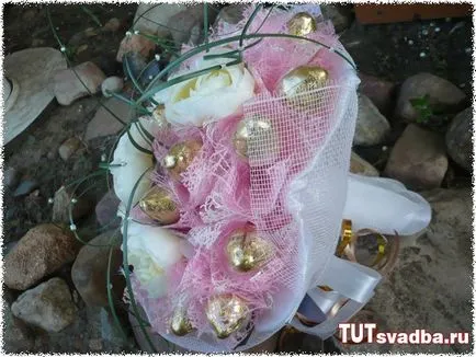 Buchet de dulciuri la o fotografie de nunta - portal de nunta aici (obligatoriu) Buchet de dulciuri la o fotografie de nunta - nunta portal aici