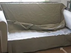 Acoperiți pe o canapea cu mâinile