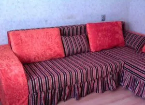 Acoperiți pentru o canapea de colț cu mâinile