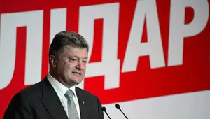 După patru luni de teribil accident de luptător sigiliu a fost capabil să se ridice și să-i sărute (patru) După patru luni de teribil accident de luptător sigiliu a fost capabil să se ridice și să-și sărute soția