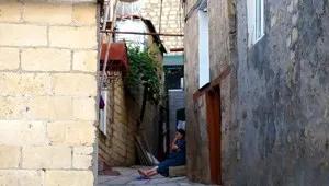 După patru luni de teribil accident de luptător sigiliu a fost capabil să se ridice și să-și sărute soția (după) După patru luni de teribil accident de luptător sigiliu a fost capabil să se ridice și să-și sărute soția