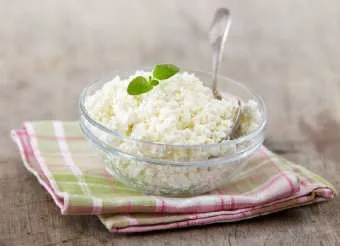 Gătit o brânză de vaci delicioase din lapte acru