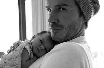 Povestea de dragoste a lui David si Victoria Beckham, revista cosmopolită