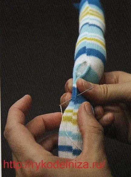 șarpe de jucărie cu mâinile lui - cusătoreasă inspirație