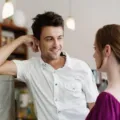 Ca o fată pentru a atrage atenția asupra unui om