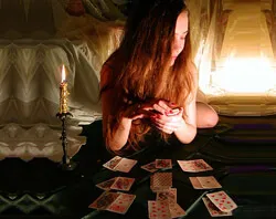 Cum de a ghici viitorul cărțile de tarot, frunze de ceai și o monedă