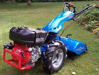 Ce caracteristici are plimbare în spatele PTO tractor