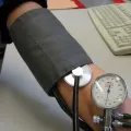Cum se măsoară tensiunea arterială fără tensiometru