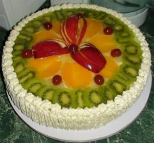 Cum frumos decora un tort de fructe la domiciliu, crema de mastic