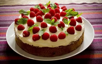 Cum frumos decora un tort de fructe la domiciliu, crema de mastic