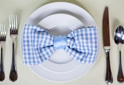 Cum frumos pliat servetel pe o masă festivă
