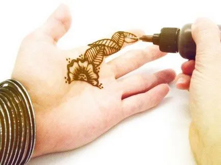 Cum să învețe să facă tatuaje henna temporare
