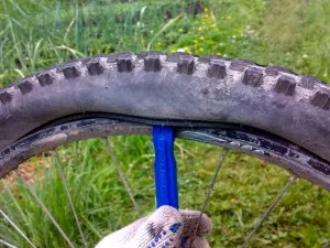 Cum de a schimba camera pe o bicicletă și sigiliu perforat, mersul cu bicicleta pe blog plimbare cu bicicleta!