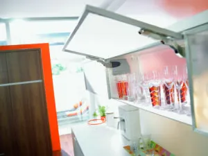 Cum să stea dulapuri de bucatarie pe perete - instrucțiuni pas cu pas (bucatarie) Cum să stea dulapuri de bucatarie pe perete - ghid pas cu pas