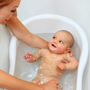 Cum să se scalde un nou-născut baie pentru copii în primul rând, 10 reguli importante cu privire la mijloacele de feedback-ul (primul) Cum să se scalde un nou-născut baie primul copil, 10 reguli importante despre multimedia
