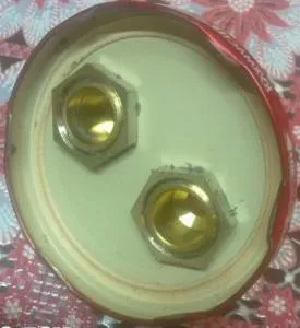 tambur de abur cu mâinile lor din borcan