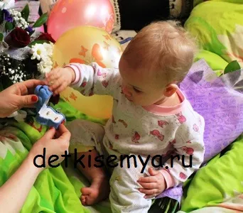 Cum să străpungă urechile la domiciliu, toți copiii și familia (dreapta) Cum să străpungă urechile la domiciliu, toți copiii și familia