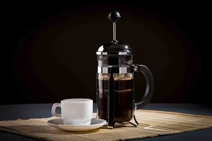 Cum să Brew cafea într-o presă franceză 13 februarie 2017