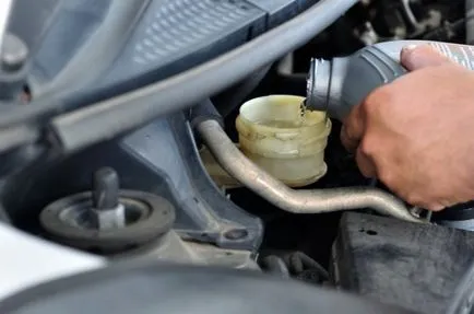 Cum se verifică lichidul de frână
