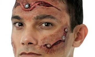 Cum cicatricele de pe fața lui de Halloween acasă