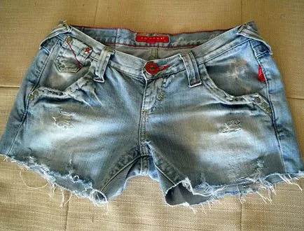 Cum sa faci pantaloni scurți din blugi vechi cu mâinile